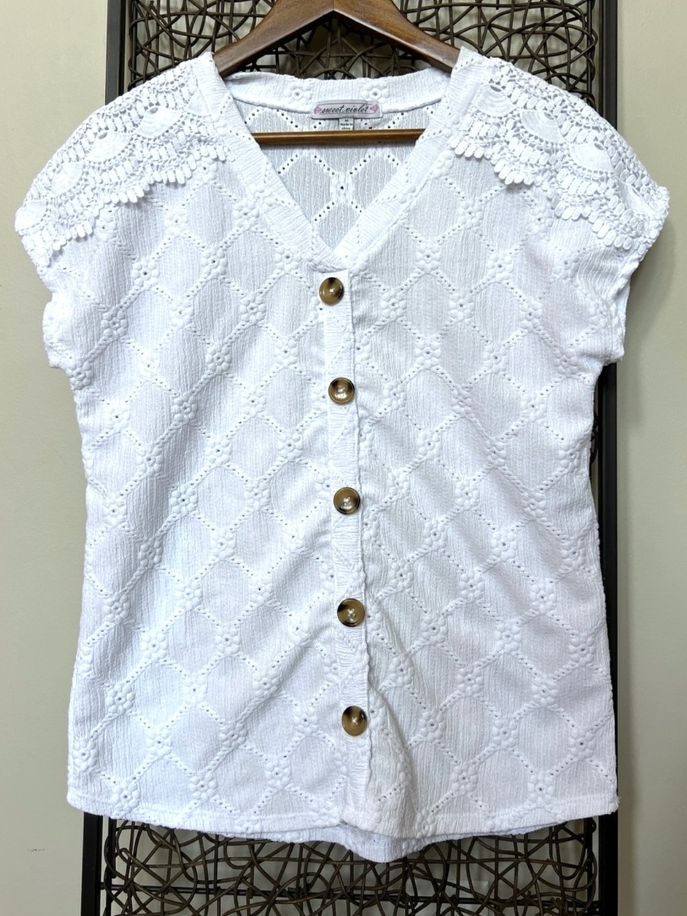 Sweet Violet White V-neck eyelet blouse button-up lace trim shoulders stretchy M